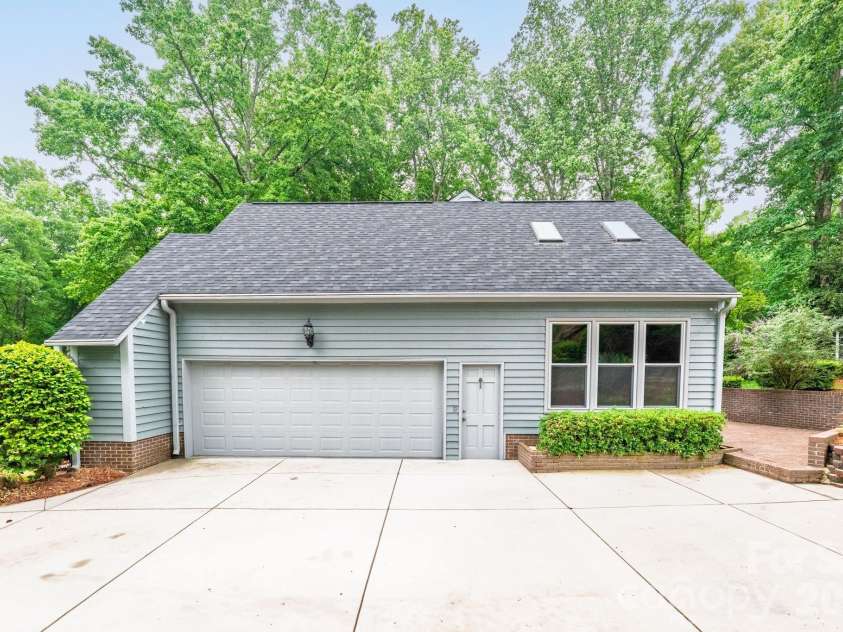 2804 Wimbledon Drive, Gastonia, NC 28056.  MLS# CAR4376535, YatesRealty ID 24815. Oversized 2 car garage.