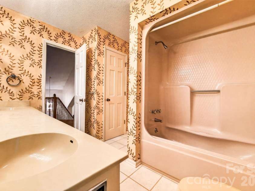 2804 Wimbledon Drive, Gastonia, NC 28056.  MLS# CAR4376535, YatesRealty ID 24815. Upstairs bathroom.