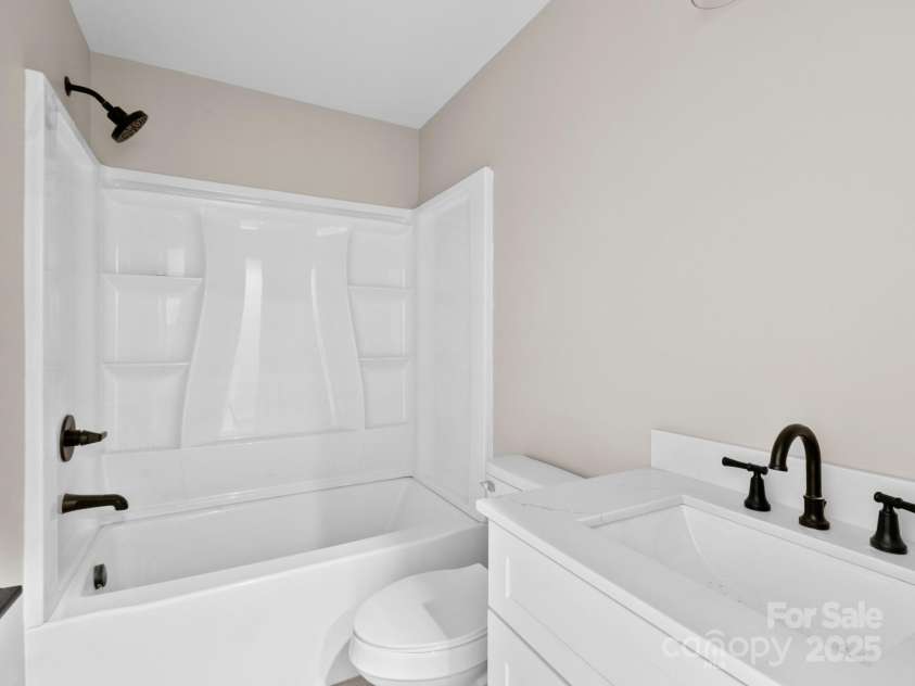 118 Muse Ridge Drive, Candler, NC 28715.  MLS# CAR4276670, YatesRealty ID 24817. Bathroom 2