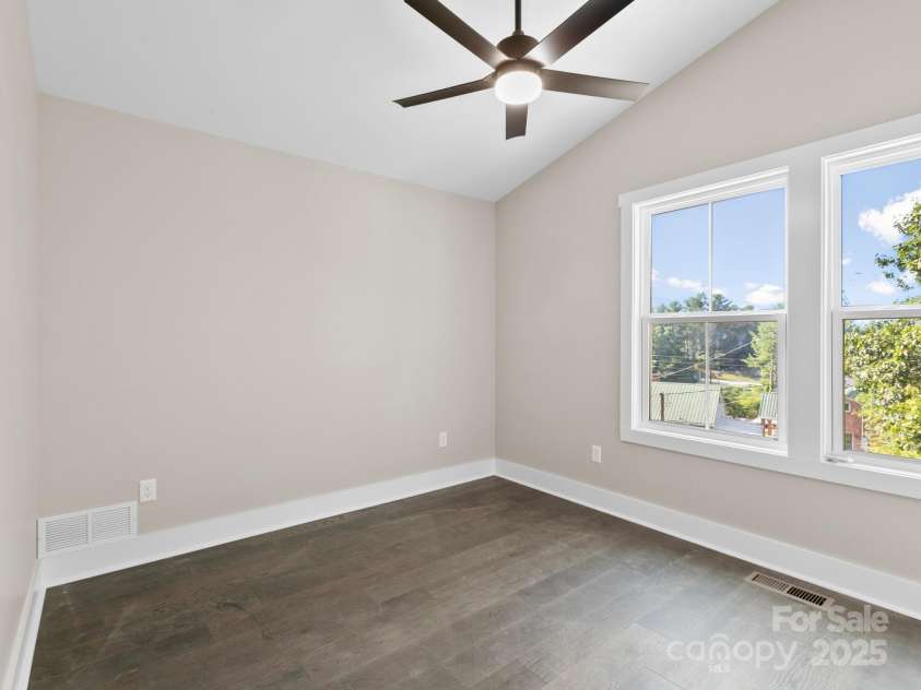 118 Muse Ridge Drive, Candler, NC 28715.  MLS# CAR4276670, YatesRealty ID 24817. Bed 1