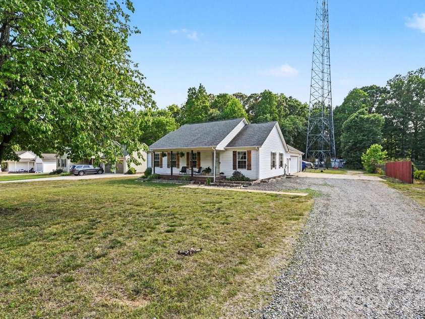 8664 Red Road, Rockwell, NC 28138.  MLS# CAR4378241, YatesRealty ID 24818. Driveway