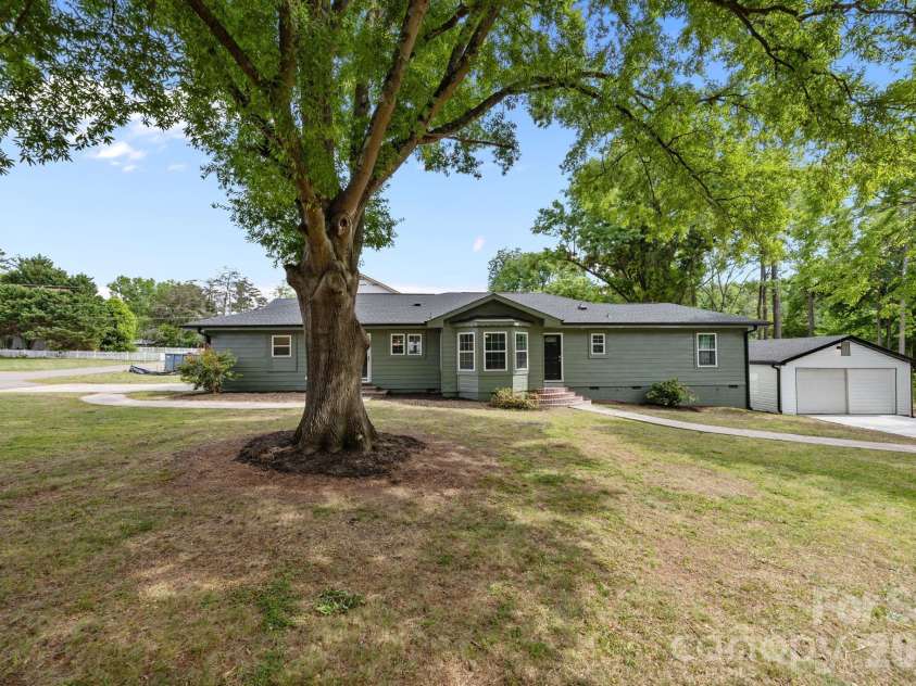 6109 Cora Street, Charlotte, NC 28216.  MLS# CAR4376653, YatesRealty ID 24819. 