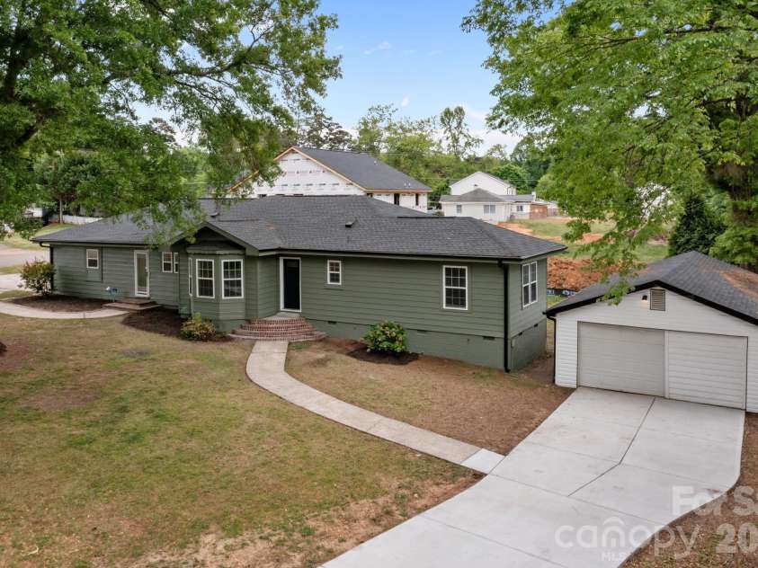 6109 Cora Street, Charlotte, NC 28216.  MLS# CAR4376653, YatesRealty ID 24819. 
