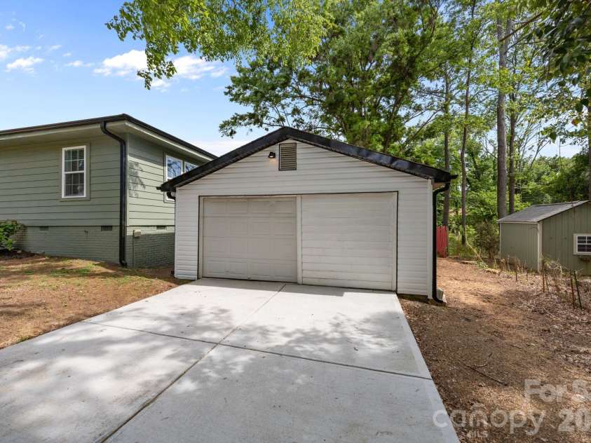 6109 Cora Street, Charlotte, NC 28216.  MLS# CAR4376653, YatesRealty ID 24819. 