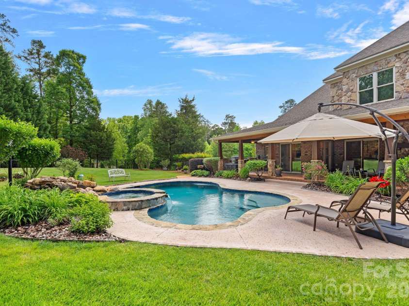 104 Timberside Drive, Davidson, NC 28036.  MLS# CAR4381791, YatesRealty ID 24822. 