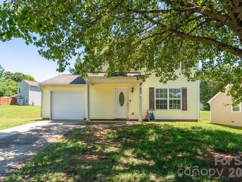 511 Lightspun Lane, Charlotte, NC 28216.  MLS# CAR4382805, YatesRealty ID 24824. 