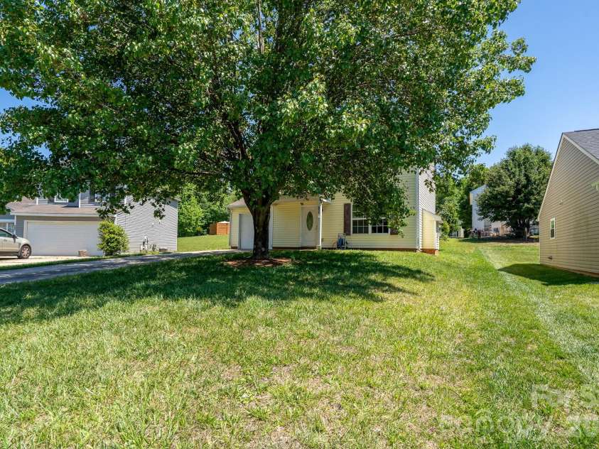 511 Lightspun Lane, Charlotte, NC 28216.  MLS# CAR4382805, YatesRealty ID 24824. 