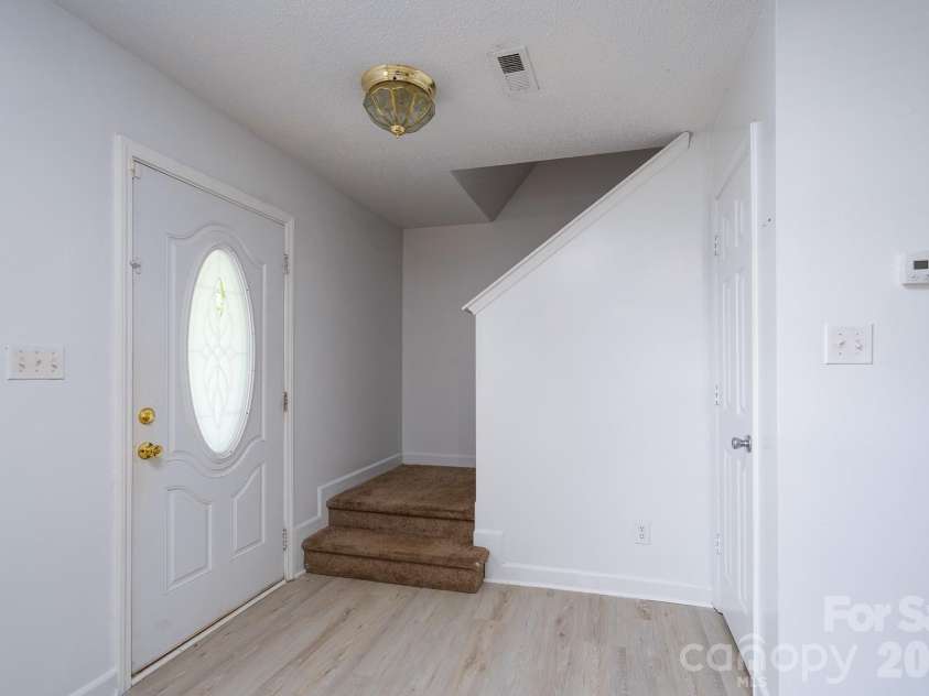 511 Lightspun Lane, Charlotte, NC 28216.  MLS# CAR4382805, YatesRealty ID 24824. 