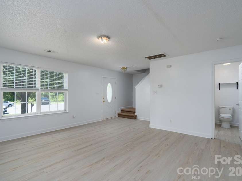 511 Lightspun Lane, Charlotte, NC 28216.  MLS# CAR4382805, YatesRealty ID 24824. 