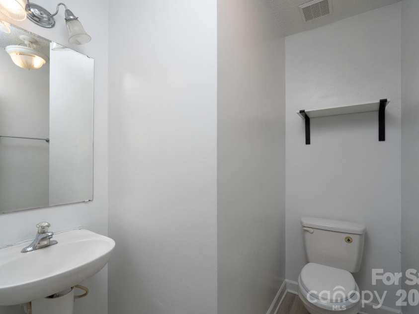 511 Lightspun Lane, Charlotte, NC 28216.  MLS# CAR4382805, YatesRealty ID 24824. 