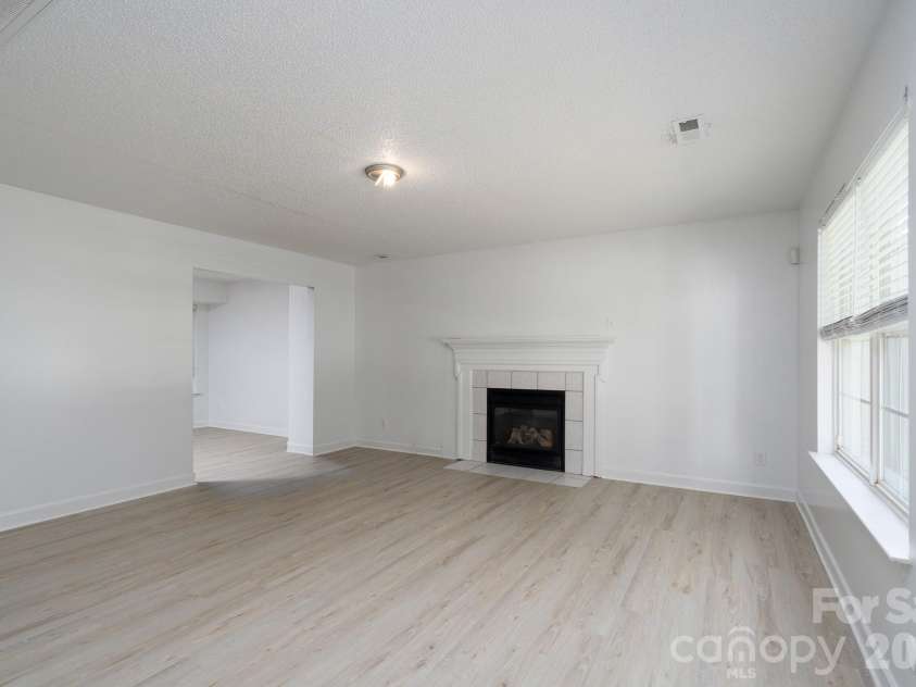 511 Lightspun Lane, Charlotte, NC 28216.  MLS# CAR4382805, YatesRealty ID 24824. 