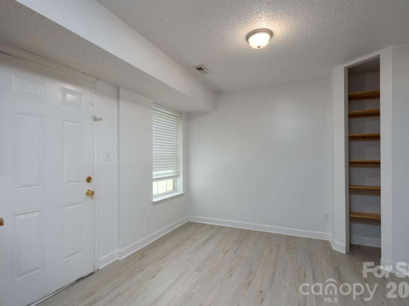 511 Lightspun Lane, Charlotte, NC 28216.  MLS# CAR4382805, YatesRealty ID 24824. 