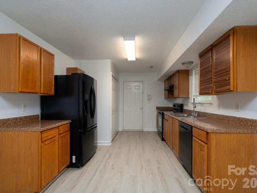 511 Lightspun Lane, Charlotte, NC 28216.  MLS# CAR4382805, YatesRealty ID 24824. 