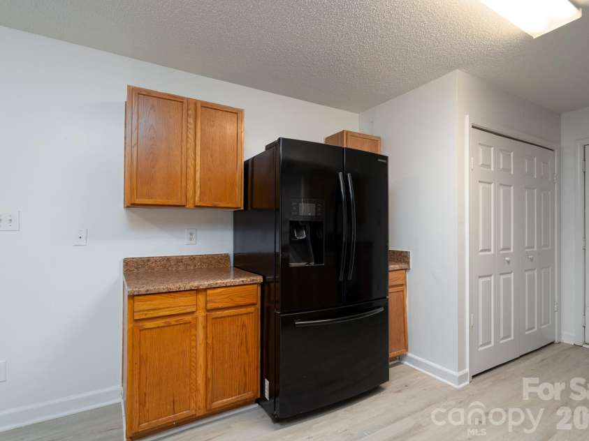 511 Lightspun Lane, Charlotte, NC 28216.  MLS# CAR4382805, YatesRealty ID 24824. 