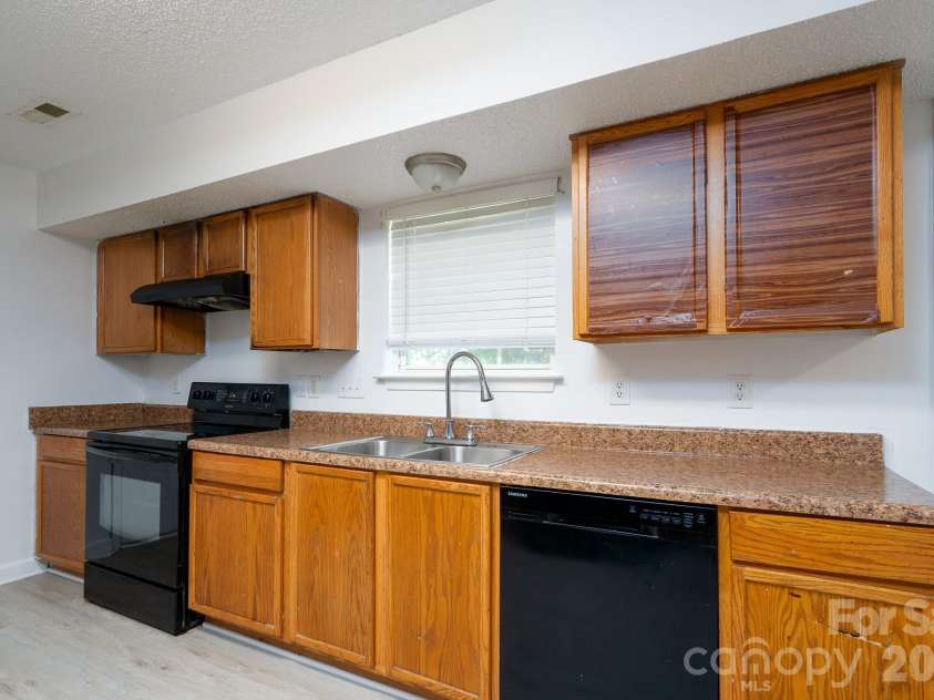 511 Lightspun Lane, Charlotte, NC 28216.  MLS# CAR4382805, YatesRealty ID 24824. 