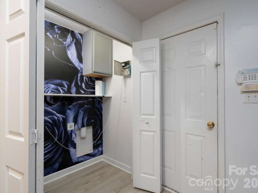 511 Lightspun Lane, Charlotte, NC 28216.  MLS# CAR4382805, YatesRealty ID 24824. 