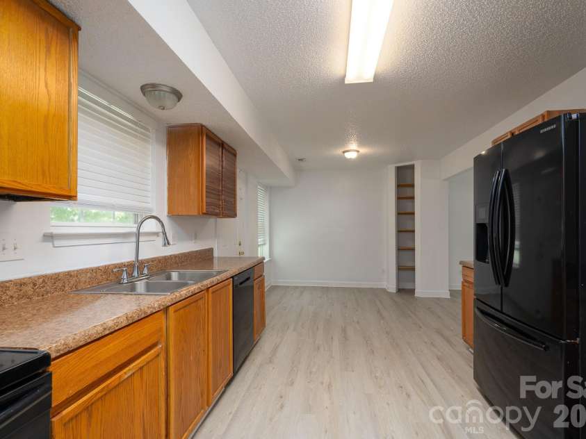 511 Lightspun Lane, Charlotte, NC 28216.  MLS# CAR4382805, YatesRealty ID 24824. 