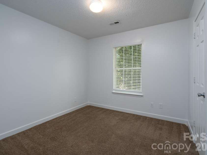 511 Lightspun Lane, Charlotte, NC 28216.  MLS# CAR4382805, YatesRealty ID 24824. 