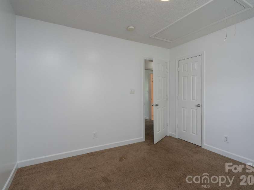 511 Lightspun Lane, Charlotte, NC 28216.  MLS# CAR4382805, YatesRealty ID 24824. 