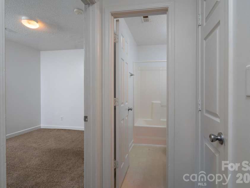 511 Lightspun Lane, Charlotte, NC 28216.  MLS# CAR4382805, YatesRealty ID 24824. 