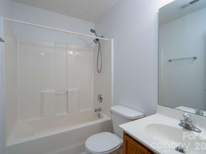 511 Lightspun Lane, Charlotte, NC 28216.  MLS# CAR4382805, YatesRealty ID 24824. 