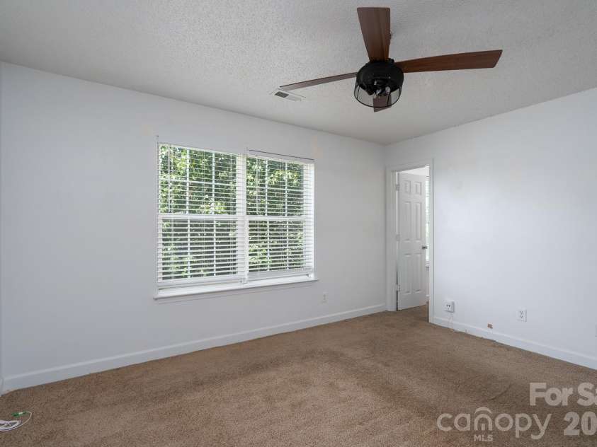 511 Lightspun Lane, Charlotte, NC 28216.  MLS# CAR4382805, YatesRealty ID 24824. 