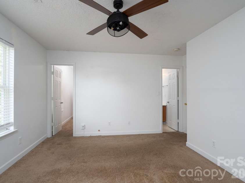 511 Lightspun Lane, Charlotte, NC 28216.  MLS# CAR4382805, YatesRealty ID 24824. 