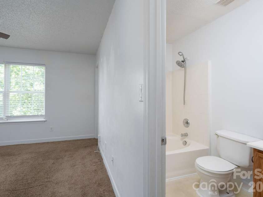 511 Lightspun Lane, Charlotte, NC 28216.  MLS# CAR4382805, YatesRealty ID 24824. 