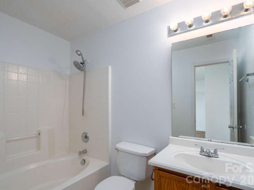 511 Lightspun Lane, Charlotte, NC 28216.  MLS# CAR4382805, YatesRealty ID 24824. 