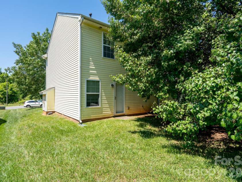 511 Lightspun Lane, Charlotte, NC 28216.  MLS# CAR4382805, YatesRealty ID 24824. 