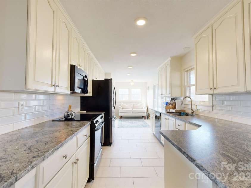 598 Miles View Drive, Mills River, NC 28759.  MLS# CAR4270895, YatesRealty ID 24825. 