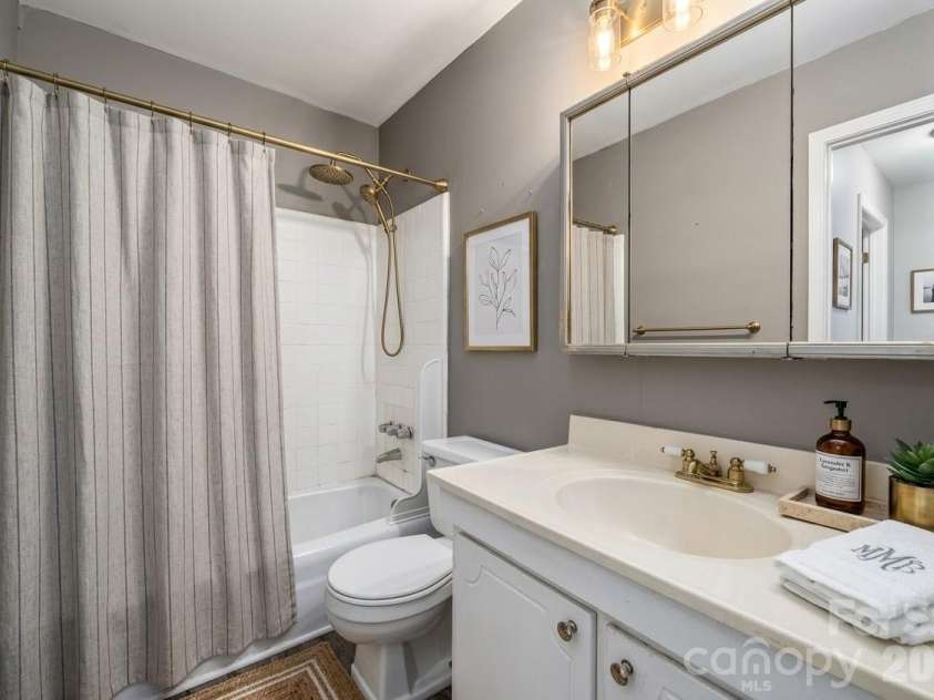 6436 Old Pineville Road, Charlotte, NC 28217.  MLS# CAR4415394, YatesRealty ID 24826. Full Bath