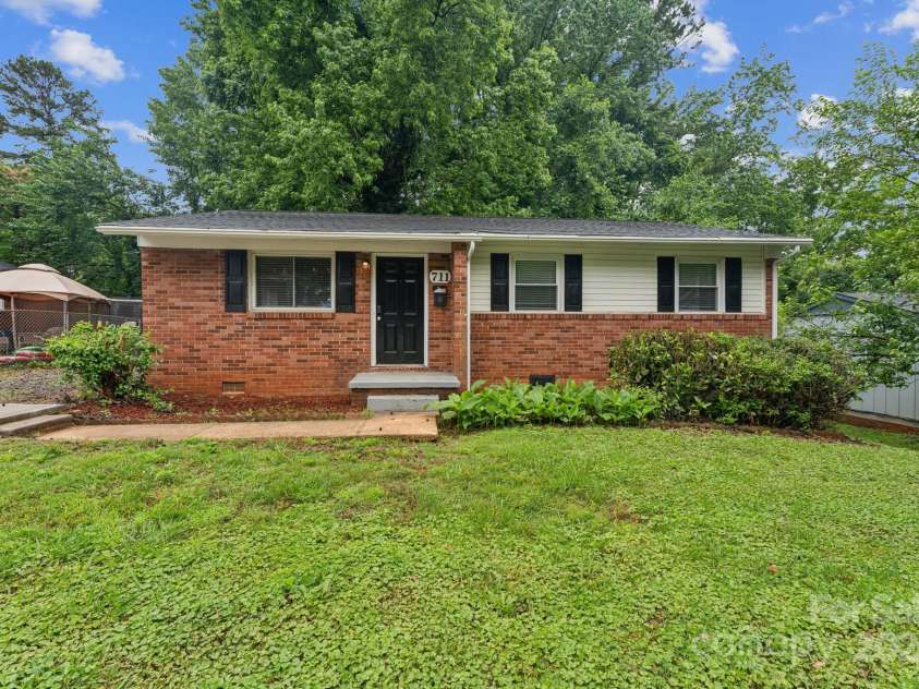 711 September Lane, Charlotte, NC 28208.  MLS# CAR4264745, YatesRealty ID 24833. 
