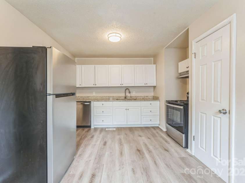 711 September Lane, Charlotte, NC 28208.  MLS# CAR4264745, YatesRealty ID 24833. 