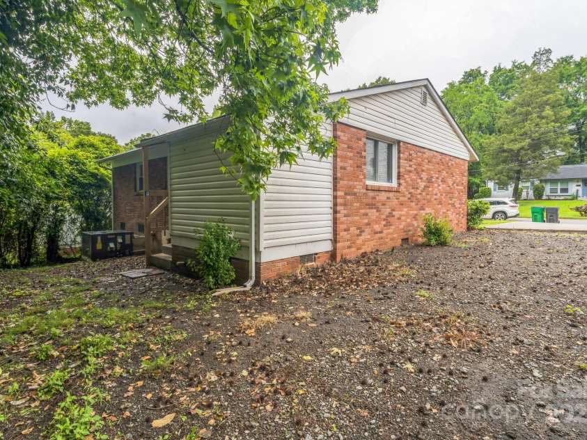 711 September Lane, Charlotte, NC 28208.  MLS# CAR4264745, YatesRealty ID 24833. 