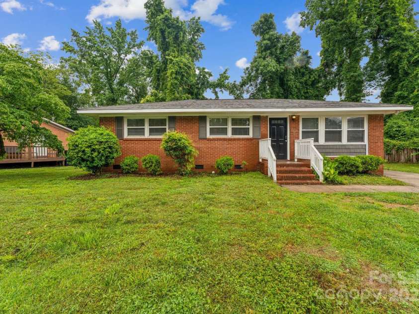 1631 Vancouver Drive, Charlotte, NC 28213.  MLS# CAR4264766, YatesRealty ID 24834. 