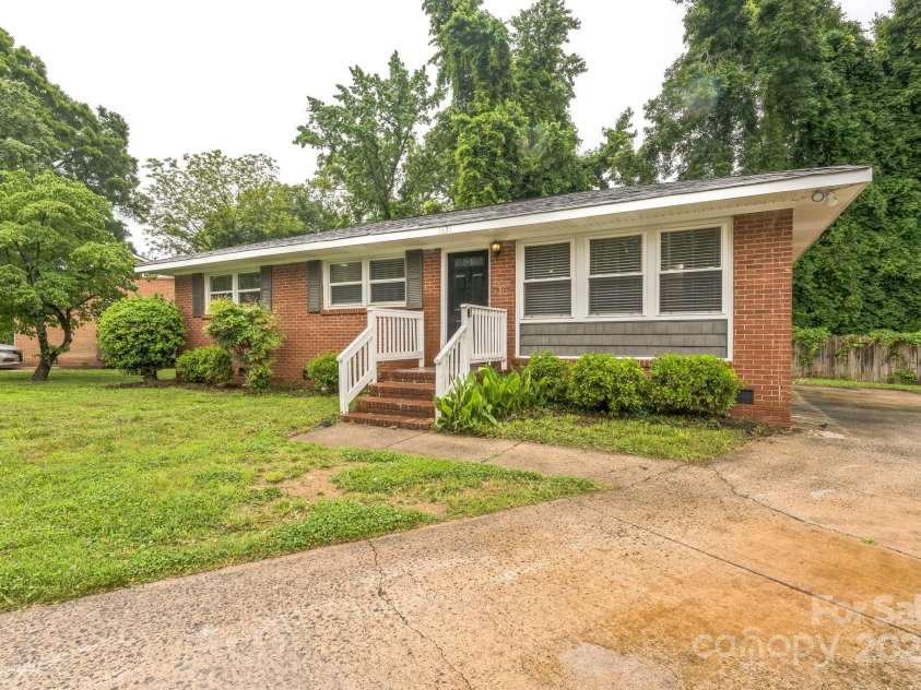 1631 Vancouver Drive, Charlotte, NC 28213.  MLS# CAR4264766, YatesRealty ID 24834. 