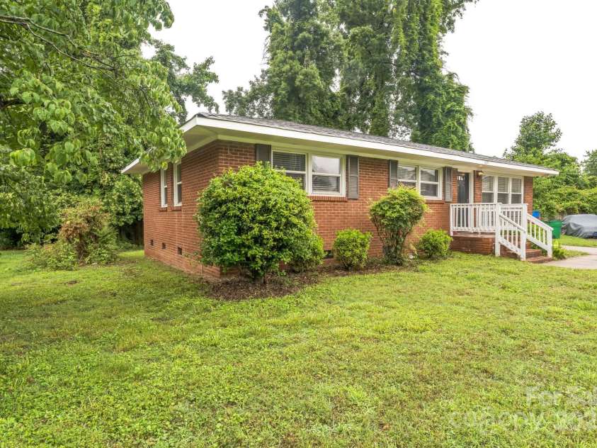 1631 Vancouver Drive, Charlotte, NC 28213.  MLS# CAR4264766, YatesRealty ID 24834. 