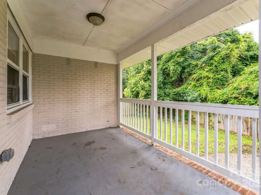 1631 Vancouver Drive, Charlotte, NC 28213.  MLS# CAR4264766, YatesRealty ID 24834. 