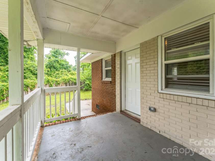 1631 Vancouver Drive, Charlotte, NC 28213.  MLS# CAR4264766, YatesRealty ID 24834. 