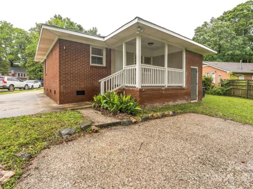 1631 Vancouver Drive, Charlotte, NC 28213.  MLS# CAR4264766, YatesRealty ID 24834. 