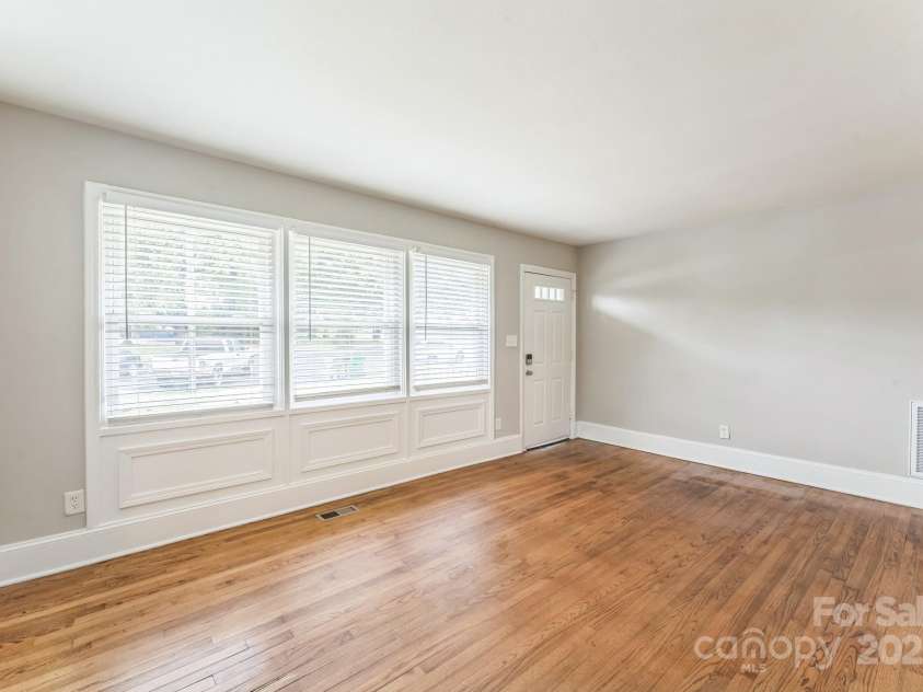 1631 Vancouver Drive, Charlotte, NC 28213.  MLS# CAR4264766, YatesRealty ID 24834. 