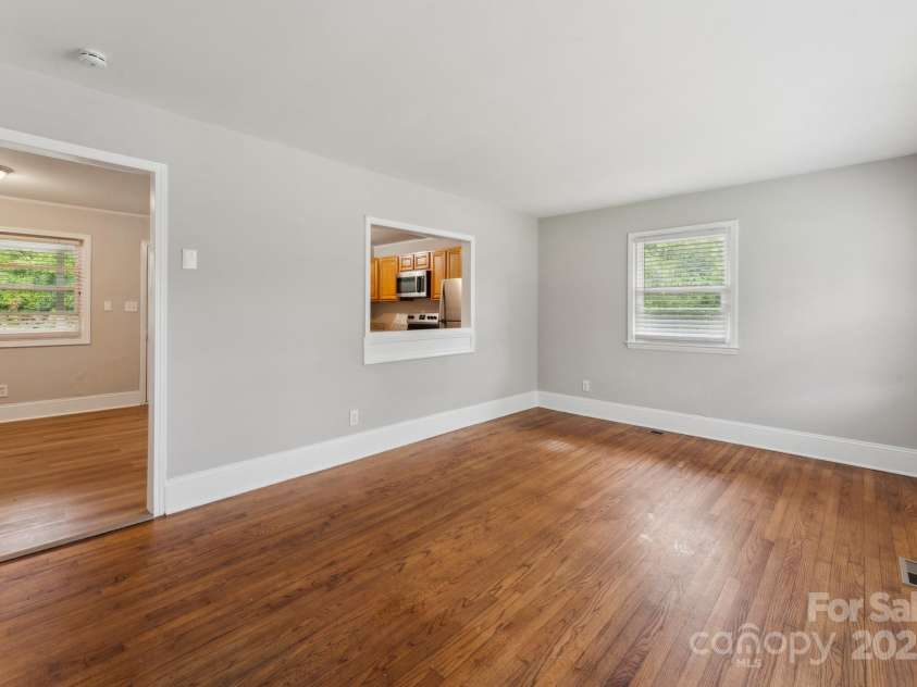 1631 Vancouver Drive, Charlotte, NC 28213.  MLS# CAR4264766, YatesRealty ID 24834. 