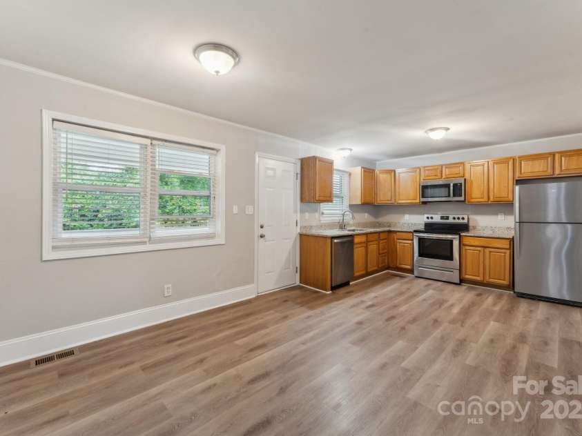 1631 Vancouver Drive, Charlotte, NC 28213.  MLS# CAR4264766, YatesRealty ID 24834. 