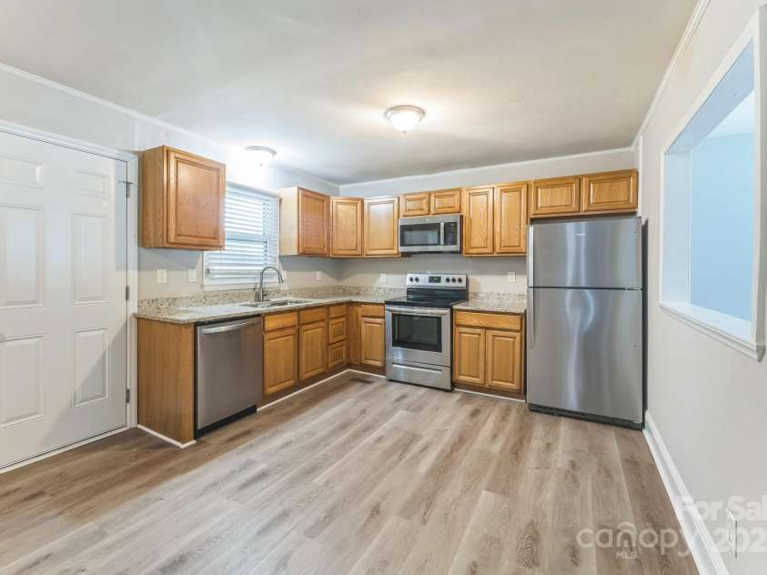 1631 Vancouver Drive, Charlotte, NC 28213.  MLS# CAR4264766, YatesRealty ID 24834. 