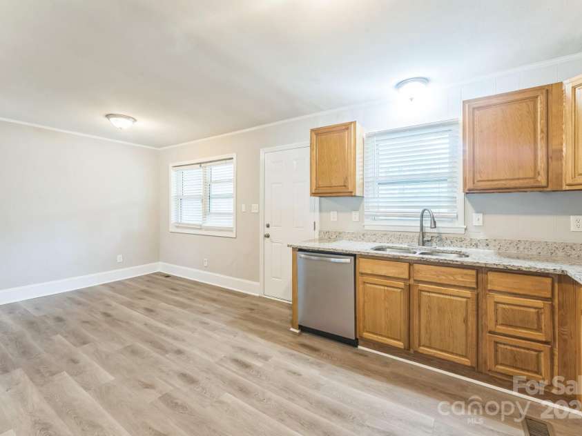 1631 Vancouver Drive, Charlotte, NC 28213.  MLS# CAR4264766, YatesRealty ID 24834. 