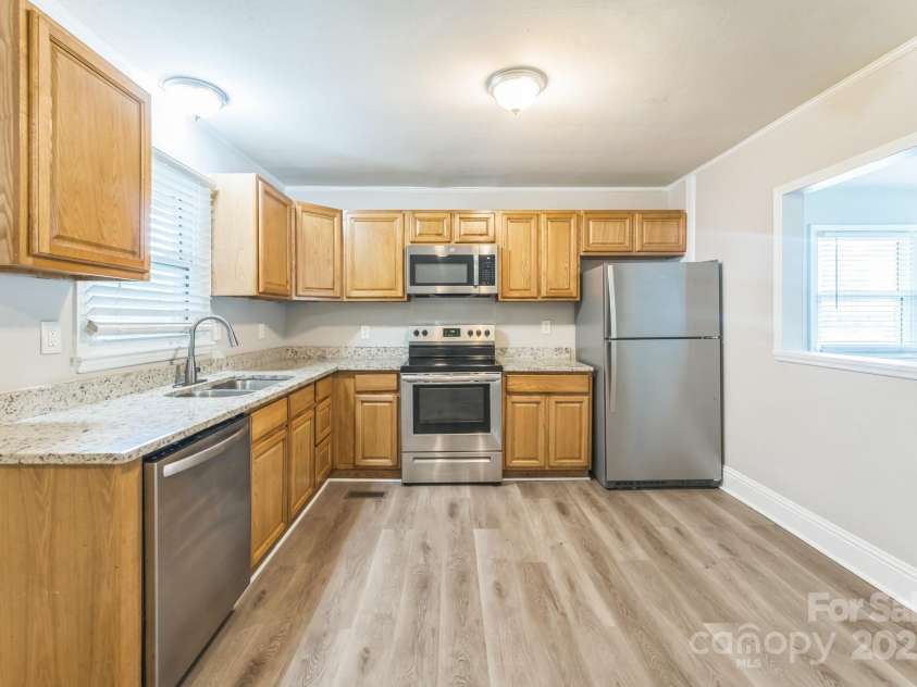 1631 Vancouver Drive, Charlotte, NC 28213.  MLS# CAR4264766, YatesRealty ID 24834. 