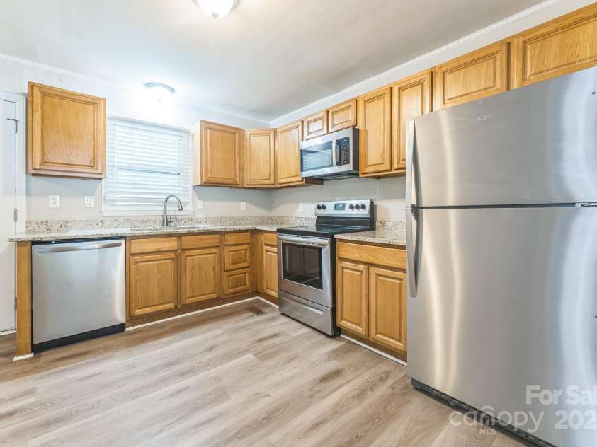 1631 Vancouver Drive, Charlotte, NC 28213.  MLS# CAR4264766, YatesRealty ID 24834. 
