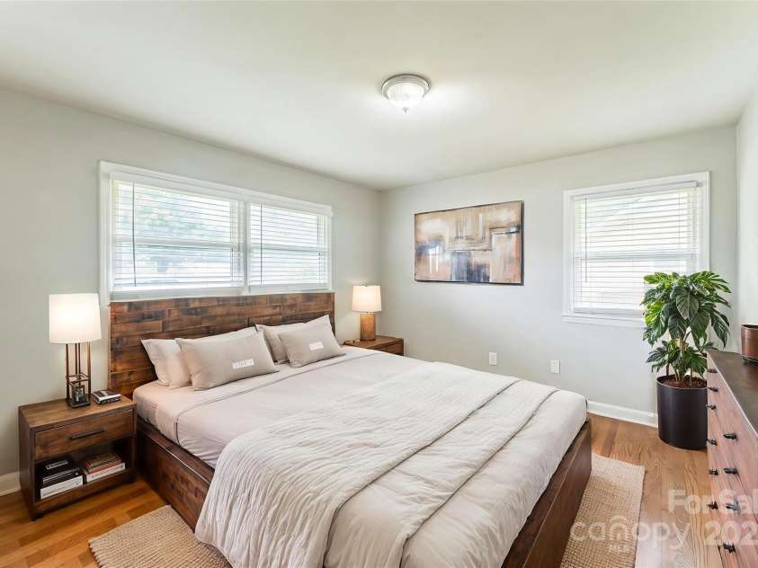 1631 Vancouver Drive, Charlotte, NC 28213.  MLS# CAR4264766, YatesRealty ID 24834. 