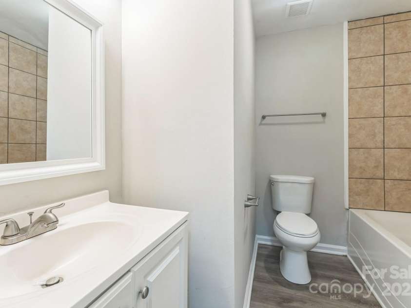 1631 Vancouver Drive, Charlotte, NC 28213.  MLS# CAR4264766, YatesRealty ID 24834. 